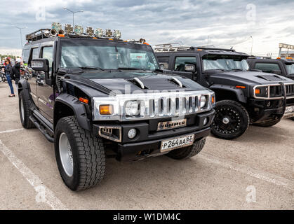 Samara, Russia - 18 Maggio 2019: nero automobili di lusso Hummer parcheggio presso la strada di città di Samara, Russia Foto Stock