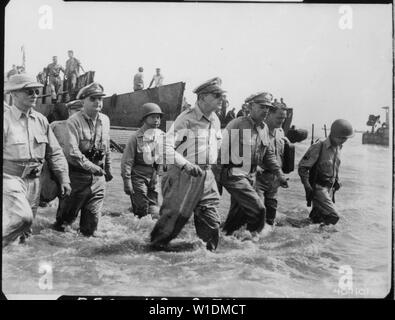 General Douglas MacArthur wades a terra durante la fase iniziale di sbarchi a Leyte, isole filippine; Note Generali: Utilizzo di guerra e di conflitto numero 1207 quando si ordina una riproduzione o la richiesta di informazioni su questa immagine. Foto Stock