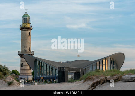 Vecchio faro in Warnemuende/Rostock a costa del Mar Baltico in sera la luce solare Foto Stock