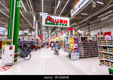 Samara, Russia - 22 Giugno 2019: interno dell'Ipermercato Auchan. Rete di distribuzione francese Foto Stock