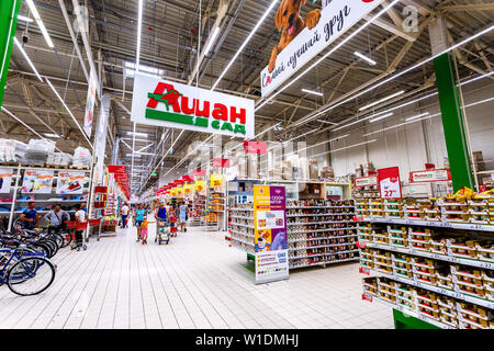 Samara, Russia - 22 Giugno 2019: interno dell'Ipermercato Auchan. Rete di distribuzione francese Foto Stock