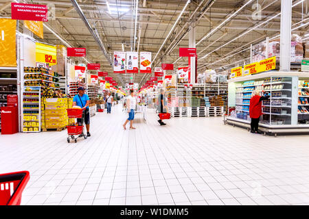 Samara, Russia - 22 Giugno 2019: interno dell'Ipermercato Auchan. Rete di distribuzione francese Foto Stock