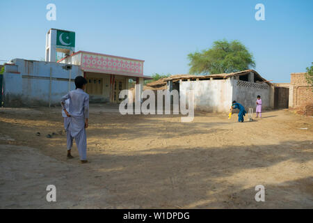 Rahimyar khan,punjab,pakistan-luglio 1,2019:alcuni ragazzi locali a giocare a cricket in un villaggio.battitore giocando un colpo. Foto Stock