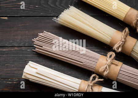 Un assortimento di glutine di grano saraceno, uovo e riso tagliatelle Foto Stock