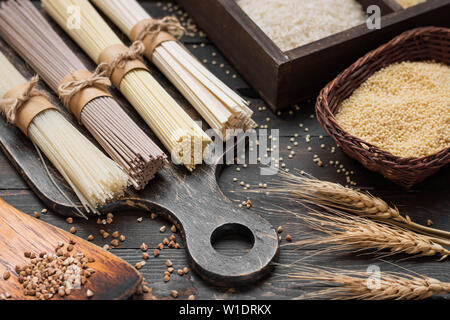 Un assortimento di glutine di grano saraceno, uovo e riso tagliatelle. Foto Stock