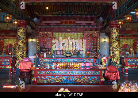 Vista interna dell'altare centrale a Tua Pek Kong tempio Cinese in Bintulu, Borneo Malese. Foto Stock