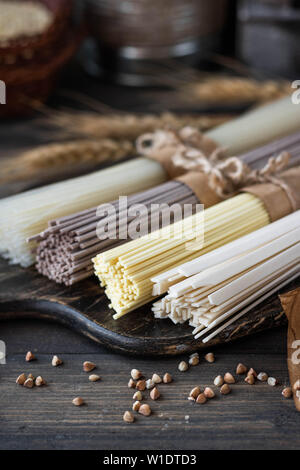 Un assortimento di glutine di grano saraceno, uovo e riso tagliatelle. Foto Stock