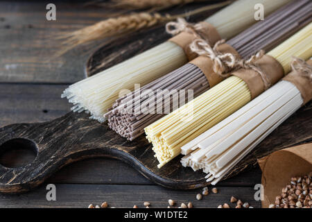 Un assortimento di glutine di grano saraceno, uovo e riso tagliatelle. Foto Stock