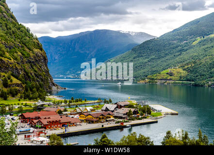 Antenna di bella vista del paesaggio su Aurlandsfjord con una nave, montagne in Flam, Scandinavia, Norvegia Foto Stock