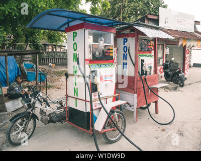 Contrattuali, Indonesia - 24 ottobre 2018: funny pompa benzina stazione gas montato su moto kart in contrattuali, kei, ISOLE MOLUCCHE, INDONESIA Foto Stock