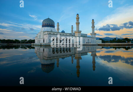 Lo stile moresco città principale moschea, Masjid Bandaraya, riflessa al tramonto in Kota Kinabalu, Borneo Malese. Foto Stock