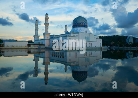 Lo stile moresco città principale moschea, Masjid Bandaraya, riflessa al tramonto in Kota Kinabalu, Borneo Malese. Foto Stock