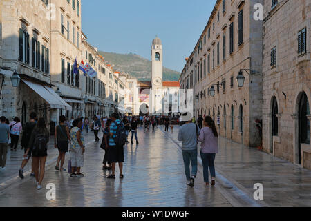 Persone che camminano lungo lo Stradun, Dubrovnik, Croazia Foto Stock