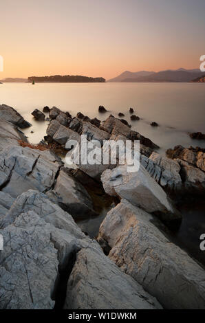 Vista delle rocce e del paesaggio costiero durante il tramonto vicino a Dubrovnik città, Dubrovnik, Croazia Foto Stock