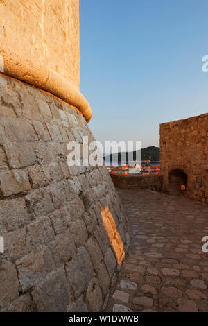 Vista della città dalla parete che mostra surround torre Minceta nella calda luce del sole di setting,Dubrovnik, Croazia Foto Stock