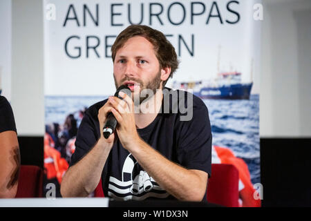 Berlino, Germania. 02Luglio, 2019. Ruben Neugebauer, altoparlante di Sea-Watch, parla ad una conferenza stampa su Sea-Watch capitano C, che è stato arrestato in Italia. Rackete. Credito: Christoph Soeder/dpa/Alamy Live News Foto Stock