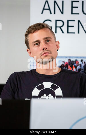 Berlino, Germania. 02Luglio, 2019. Chris Grodotzki, Sea-Watch marino del Coordinatore dei Media, partecipa a una conferenza stampa il Capitano Sea-Watch C. Rackete parte. Credito: Christoph Soeder/dpa/Alamy Live News Foto Stock