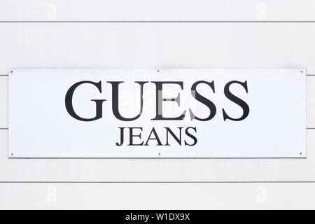 Saint EGREVE, Francia - 16 Giugno 2019: Guess logo su una parete. Indovinare è un americano di abbigliamento di marca e rivenditore Foto Stock