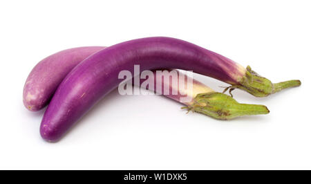 Lungo viola pallido egglant asiatici isolato su bianco Foto Stock