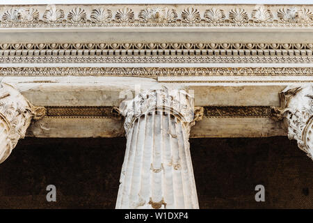 Dettaglio della trabeazione e le colonne del Tempio di Adriano a Roma, in Italia. Foto Stock