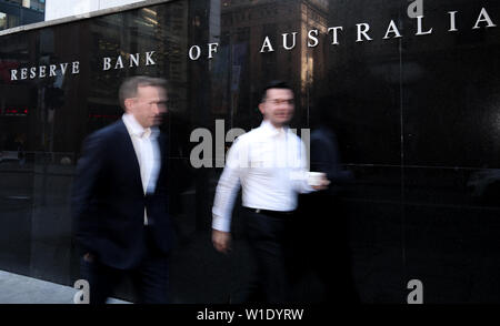 Sydney, Australia. 2 Luglio, 2019. I pedoni a piedi passato la Reserve Bank of Australia, la banca centrale del paese, a Sydney, Australia, 2 luglio 2019. Per la prima volta dal 2012, Australia la banca centrale ha fatto fronte-retro tasso di tagli, per impostare un nuovo record in contanti e basso tasso di appena 1.0 percento. La Reserve Bank of Australia (RBA) Governatore Philip Lowe detto martedì, la decisione è stata presa per stimolare la crescita economica e fornire una maggiore fiducia che l'inflazione sarà coerente con l'obiettivo di medio termine.' Credit: Bai Xuefei/Xinhua/Alamy Live News Foto Stock