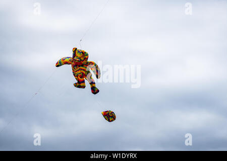 Bedford,Bedfordshire,UK,giugno 2,2019. Aquiloni volare nel cielo tra le nuvole.Bedford International Kite Festival. Foto Stock