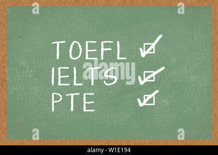 Parola TOEFL, IELTS, PTE , con caselle di spunta su lavagna verde dello sfondo. Il test di inglese come lingua straniera esami Foto Stock