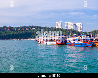 PATTAYA, Tailandia - 25 dicembre 2018: Barche vicino a Bali Hai Pier. Foto Stock