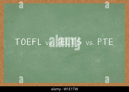 Parola TOEFL vs. IELTS vs. PTE , Lavagna verde dello sfondo. Il test di inglese come lingua straniera esami Foto Stock