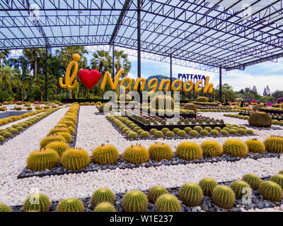 PATTAYA, Tailandia - 2 gennaio 2019: "Io amo Nongnooch' firmare all'entrata di Nongnooch (o di Nong Nooch) giardino tropicale. Foto Stock