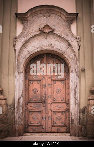 Immagine di un legno decorato porta chiusa, ingresso in una cattedrale. Foto Stock