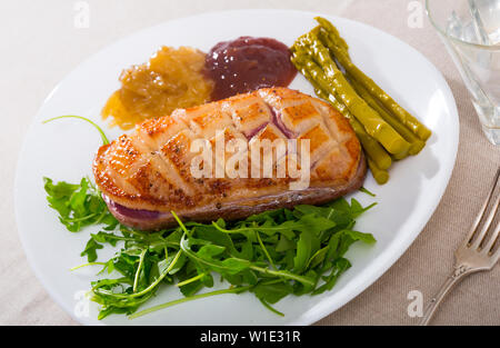 Gustosa grigliata Magret di anatra filetto servita con verdure, la cipolla e salsa di mirtilli Foto Stock