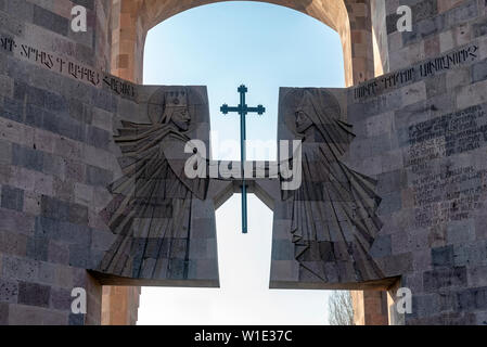 L'ingresso principale alla Santa Sede di Echmiadzin è potenziato da una pietra intagliata monumento commemorativo della 2001 visita di Papa Giovanni Paolo II. Foto Stock