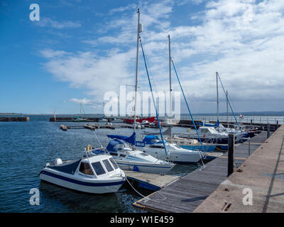 Barche in sole primaverile al porto a Avoch sulla Black Isle, regione delle Highlands, Scozia Foto Stock