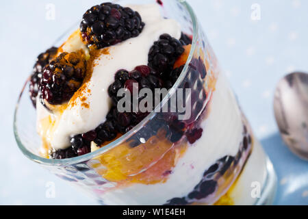 Blackberry e orange yogurt - deliziosi dessert estivo Foto Stock