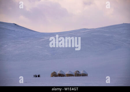 Sunrise in montagna. Yurta città sul lago Son-Kul. Foto Stock