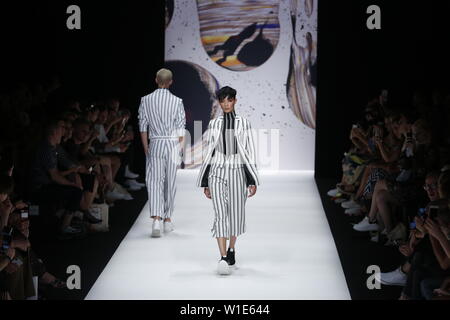 Berlino, Germania. 01 Luglio, 2019. La foto mostra i modelli in passerella con la collezione primavera/estate 2020 del progettista KXXK al Mercedes-Benz Fashion Wee. Credito: Simone Kuhlmey/Pacific Press/Alamy Live News Foto Stock