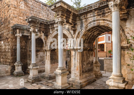 Porta di Adriano nella città vecchia di Antalya Foto Stock