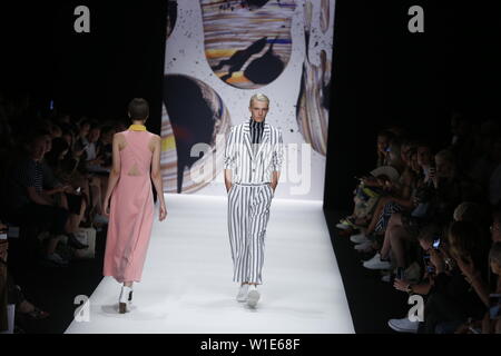 Berlino, Germania. 01 Luglio, 2019. La foto mostra i modelli in passerella con la collezione primavera/estate 2020 del progettista KXXK al Mercedes-Benz Fashion Wee. Credito: Simone Kuhlmey/Pacific Press/Alamy Live News Foto Stock