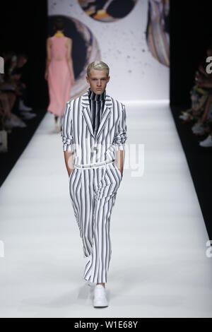 Berlino, Germania. 01 Luglio, 2019. La foto mostra i modelli in passerella con la collezione primavera/estate 2020 del progettista KXXK al Mercedes-Benz Fashion Wee. Credito: Simone Kuhlmey/Pacific Press/Alamy Live News Foto Stock