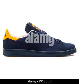 Adidas Stan Smith navy blu e giallo uomo Calzature sportive B24707 Foto stock Alamy