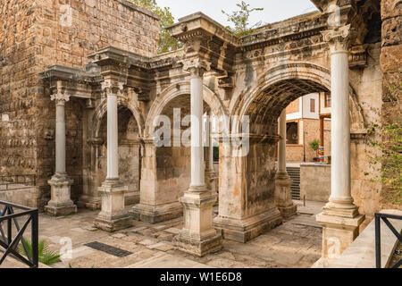 Porta di Adriano nella città vecchia di Antalya Foto Stock