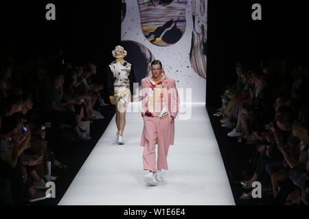 Berlino, Germania. 01 Luglio, 2019. La foto mostra i modelli in passerella con la collezione primavera/estate 2020 del progettista KXXK al Mercedes-Benz Fashion Wee. Credito: Simone Kuhlmey/Pacific Press/Alamy Live News Foto Stock