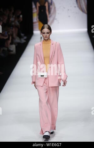 Berlino, Germania. 01 Luglio, 2019. La foto mostra i modelli in passerella con la collezione primavera/estate 2020 del progettista KXXK al Mercedes-Benz Fashion Wee. Credito: Simone Kuhlmey/Pacific Press/Alamy Live News Foto Stock