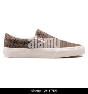 VIENNA, Austria - 25 agosto 2017: furgoni Classic di slittamento sul Cheetah in camoscio nero e marrone sneaker su sfondo bianco. Foto Stock