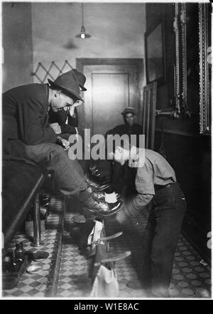 Greel Shoe-Shining del salotto. Ha detto che era di 15 anni. Opere alcune notti fino al 11 P.M. Indianapolis, ind. Foto Stock