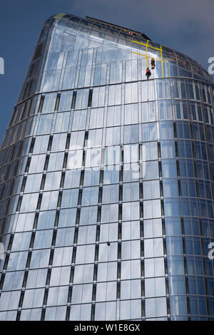 Londra, Regno Unito. Il 2 luglio 2019. Caldo per iniziare la giornata nel centro di Londra con i contraenti una cordata su sulla parte superiore di una Blackfriars edificio alto sulla banca del sud. Credito: Malcolm Park/Alamy Live News. Foto Stock