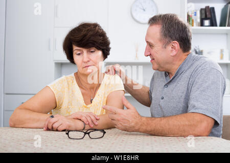 Donna riscontrando problemi familiari con partner interni Foto Stock