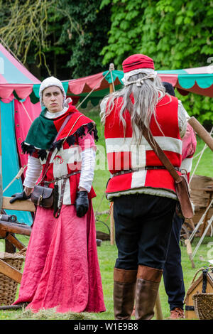 L uomo e la donna in costume medievale Foto Stock