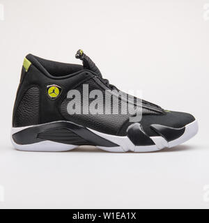 VIENNA, Austria - 14 giugno 2017: Nike Air Jordan 14 nero rétro sneaker isolato su sfondo grigio Foto Stock